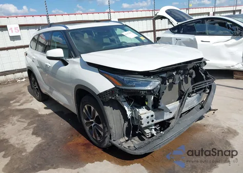 2021 Toyota Highlander Xle z USA, uszkodzony, nr VIN 5TDGZRAH8MS063217